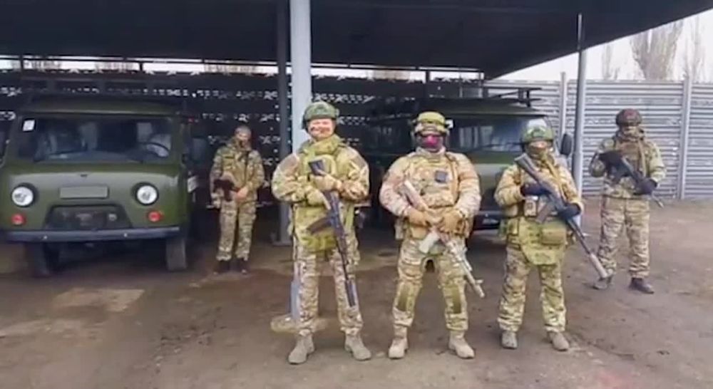 Председатель Народного Совета ЛНР Денис Мирошниченко, депутаты Законодательного собрания Ростовской области Владимир Ревенко и Максим Гелас, а также активисты Народного фронта оказали содействие в предоставлении автомобилей...