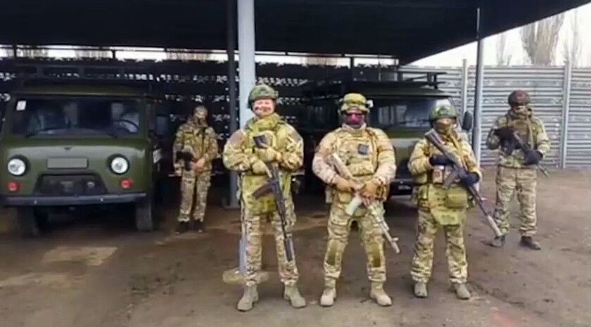 Парламентарии ЛНР и Ростовской области помогли разведчикам ВС РФ получить автомобили