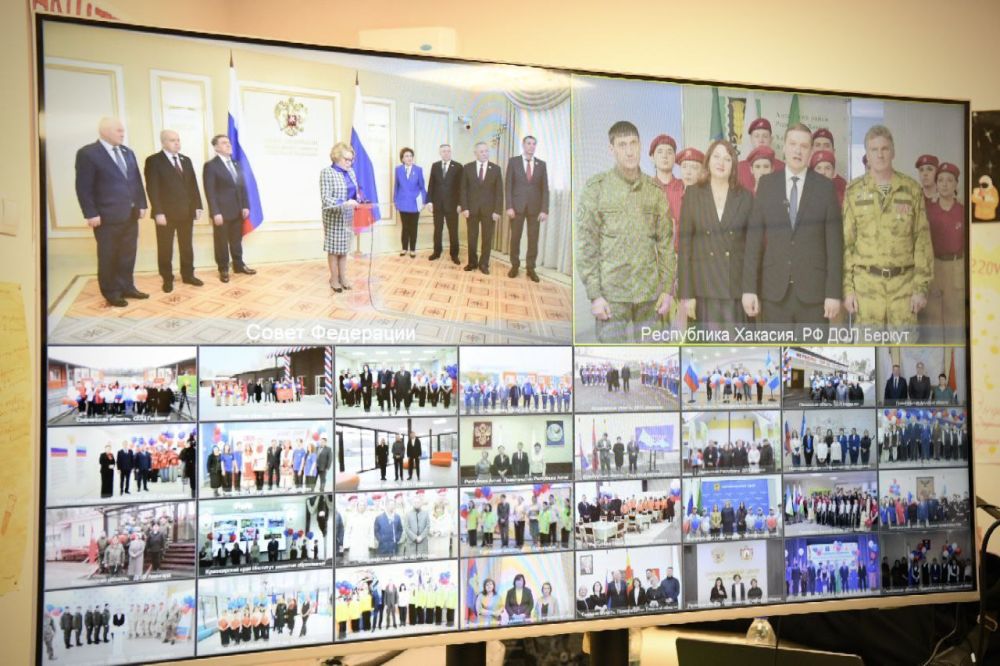 Ольга Бас: Сегодня с Председателем Совета Федерации Валентиной Матвиенко, министром просвещения России Сергеем Кравцовым, главой ЛНР Леонидом Пасечником и руководителями 42 регионов посредством видеоконференцсвязи обсудили...