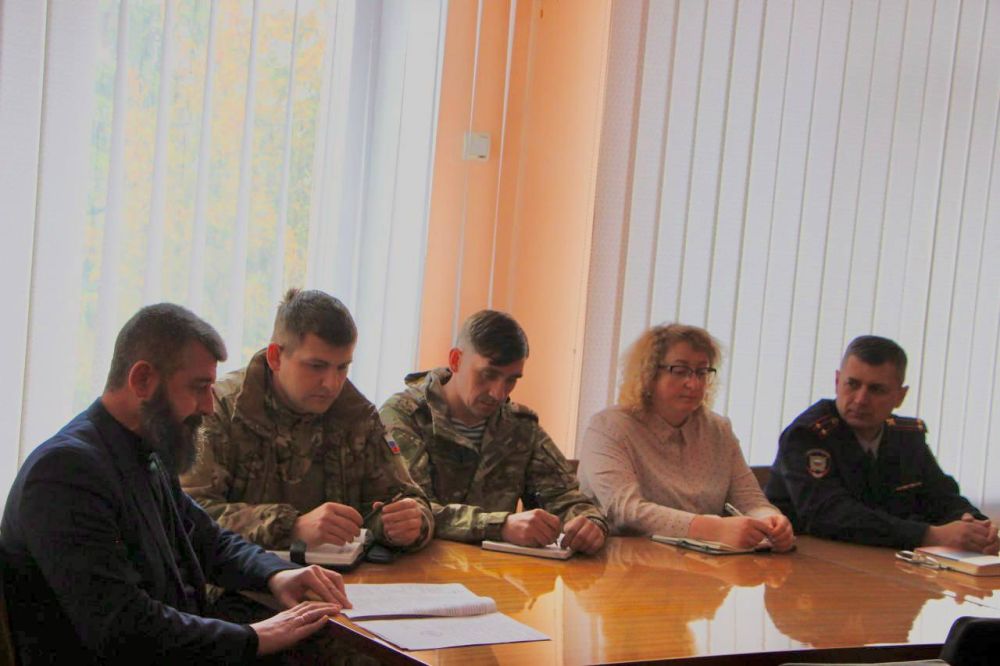 Олег Савченко: Совместно руководителями правоохранительных органов и военного комиссариата Меловского муниципального округа, провели рабочее совещание с начальниками отделов по жизнеобеспечению сёл и структурных...