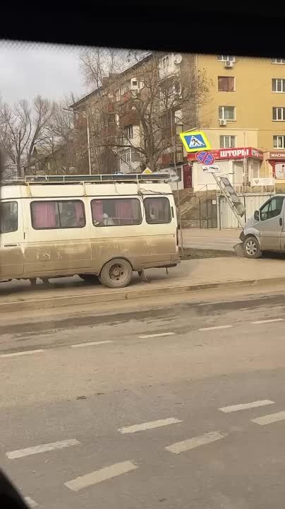 ДТП на одном из «самых популярных» перекрестков Луганска: на «Старте» двое снова не поделили дорогу - досталось и дорожному знаку