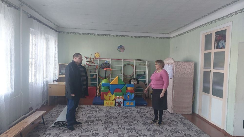 Сегодня в городе Миусинск начальник отдела жизнеобеспечения Владимир Бойко встретился с заведующей Миусинским ясли-садом №68 «Колобок» Людмилой Коняевой и обсудил текущие проблемы учреждения