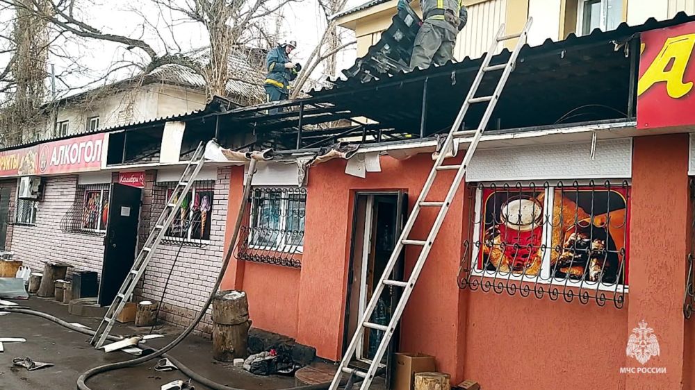 В Славяносербском муниципальном округе спасатели МЧС России оперативно потушили продуктовый магазин