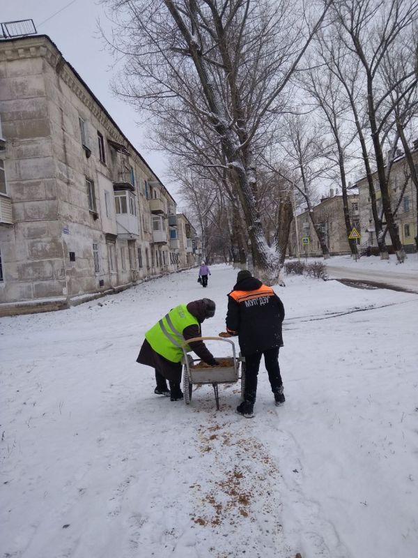 Сергей Козенко: В условиях образования гололедных отложений для обеспечения безопасности жителей, поручил коммунальным службам усилить работу по обработке тротуаров и дорожек противогололедными материалами