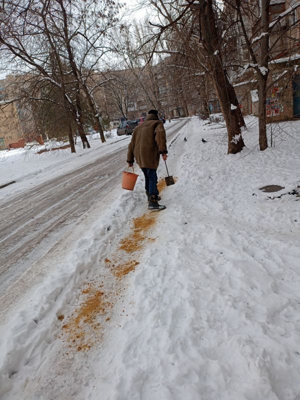 Сергей Козенко: В связи с наступлением холодов и образованием гололедицы, коммунальные службы нашего округа активно принимают меры для обеспечения безопасности жителей