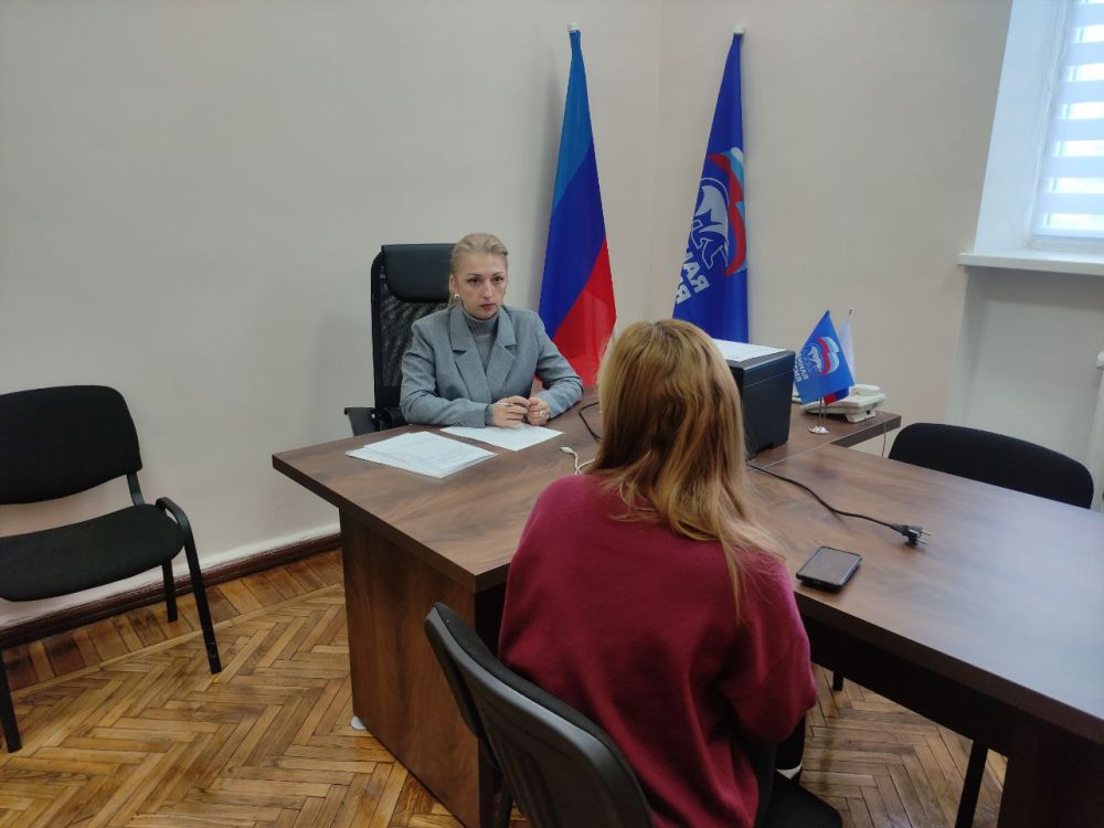 Сегодня депутаты Совета Краснодонского муниципального округа провели личные приёмы граждан в городах Краснодон и Суходольск, а также в посёлке Таловое