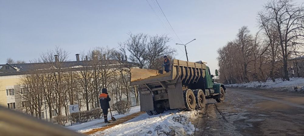 Сергей Козенко: В Краснодонском муниципальном округе активно ведутся работы по обработке противогололедными материалами проезжей части и пешеходных зон
