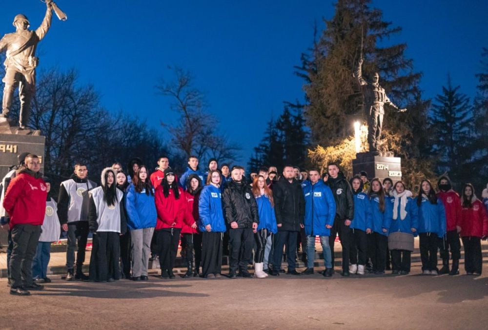 Активисты МГЕР в ЛНР и Волонтёрской Роты провели митинг-реквием в честь 82-й годовщины освобождения Ворошиловграда