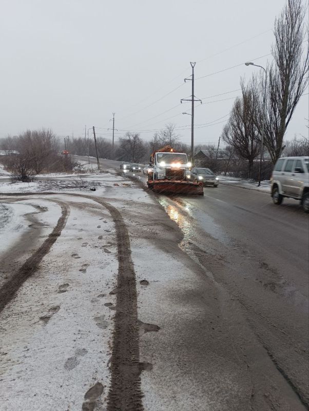 Сергей Козенко: В связи с ухудшением погодных условий и непрерывным снегопадом, наша техника и специалисты МУП «Дорожно-эксплуатационное управление» оперативно приступили к ликвидации последствий природной стихии