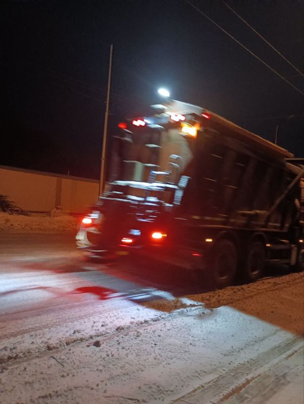 Сергей Козенко: В условиях понижения температур и регулярных осадков в Краснодонском муниципальном округе продолжаются активные работы по обеспечению безопасности дорожного движения в зимний период, которые заключаются в том...