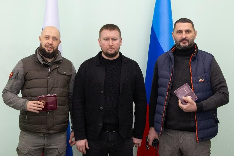 Денис Мирошниченко вручил почетные знаки ЛНР «За гуманитарную помощь» представителям Союза гуманитарной помощи «Сплочение»