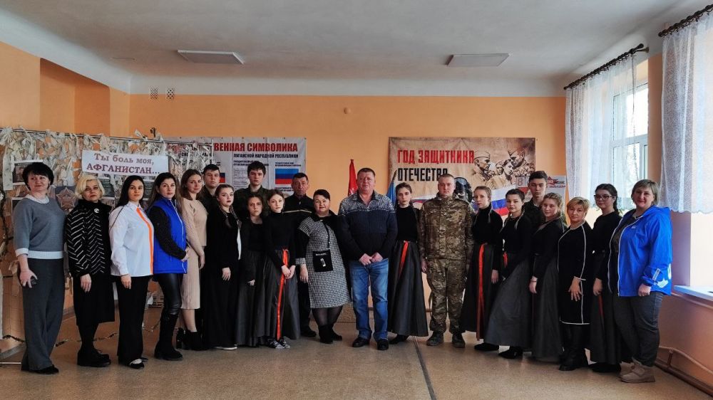 Активисты Антрацитовского местного отделения партии «Единая Россия» в День памяти о россиянах, исполнявших служебных долг за пределами Отечества поздравили воинов-интернационалистов