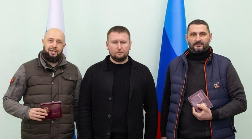 Председатель Народного Совета ЛНР Денис Мирошниченко вручил награды от Главы Республики Леонида Пасечника волонтерам Союза гуманитарной помощи «Сплочение»