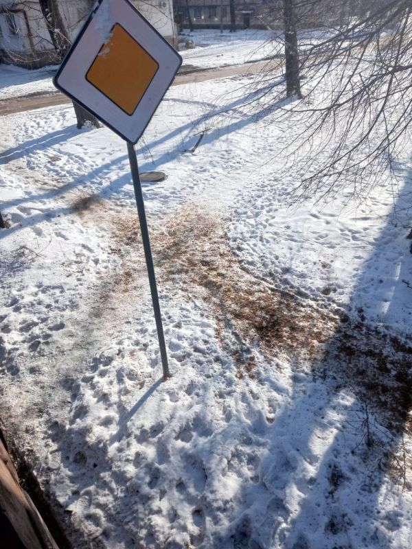 Сергей Козенко: В Краснодонском муниципальном округе продолжаются работы по обработке против гололеда тротуаров и придомовых территорий, чтобы обеспечить безопасность передвижения жителей в условиях зимнего сезона