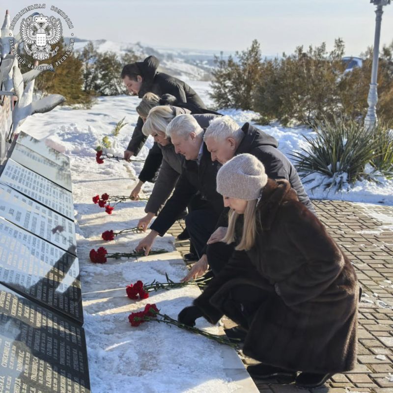 Председатель ТИК города Краснодона и Краснодонского района Инна Курносова приняла участие в митинге у мемориала погибших ополченцев и бойцов Народной милиции в Краснодоне