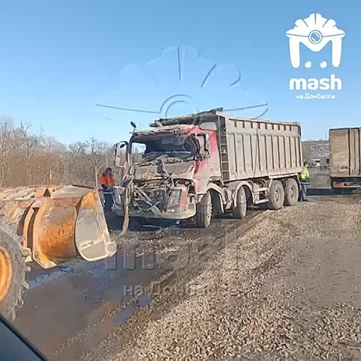 На въезде в Счастье (ЛНР) столкнулись две фуры