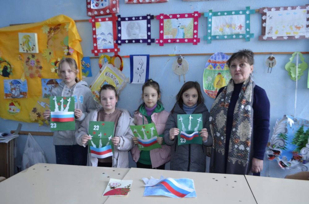 Накануне Дня защитника Отечества в Доме культуры города Вахрушево прошёл мастер-класс для детей по созданию поздравительных открыток к 23 февраля