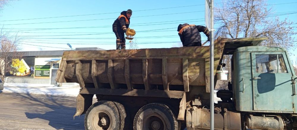 Сергей Козенко: На территории нашего округа продолжаются работы по посыпке тротуаров и придомовых территорий противогололедными материалами