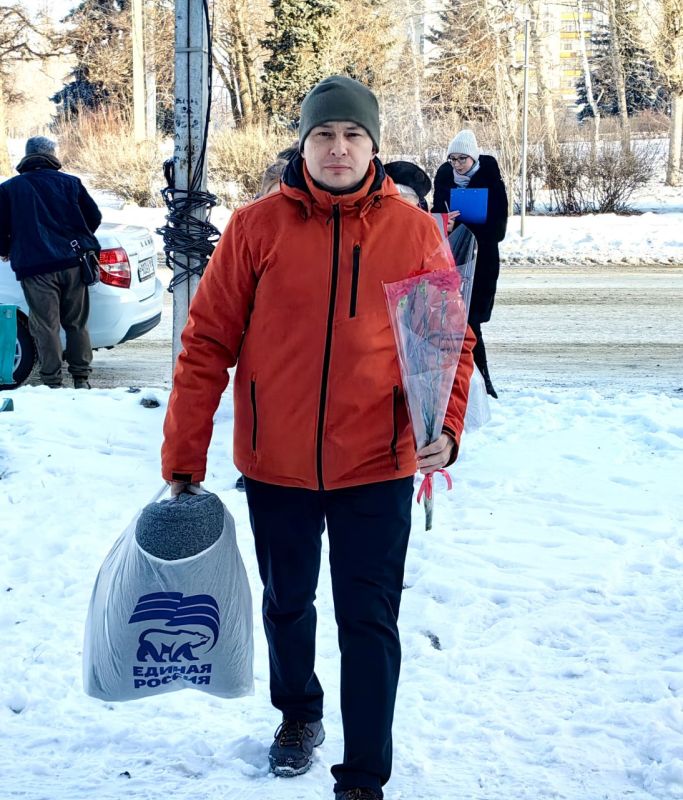В соответствии с Указом Президента Российской Федерации Владимира Путина, Врип Главы городского округа города Рубежное Евгений Шаталин торжественно вручил юбилейные медали «80 лет Победы в Великой Отечественной войне...