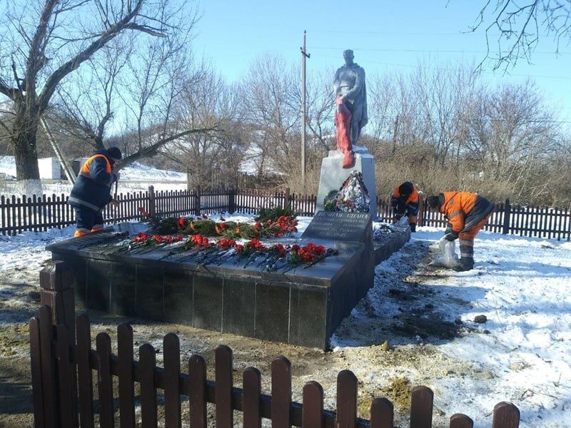 Сергей Козенко: В селе Поповка команда сотрудников «Краснодонского автодора» благоустроила территорию памятного места