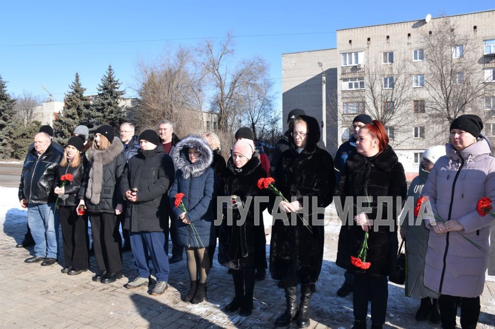 В честь Дня защитника Отечества в Первомайске состоялась церемония возложения цветов и лампадок к подножью Братской могилы советским воинам освободителям на площади Боевой