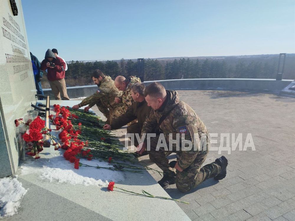 В преддверии Дня защитника Отечества представители молодежных организаций, НКО, силовых структур возложили цветы к подножию мемориала «Острая могила»