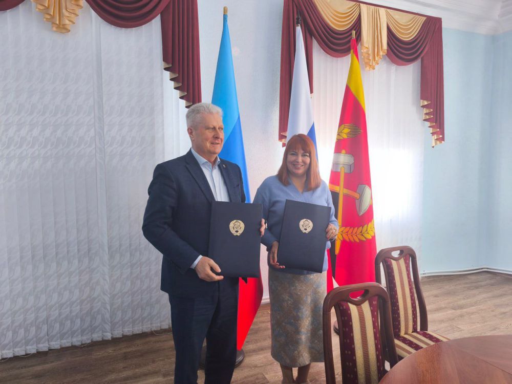 Подписание Соглашения о сотрудничестве между Администрацией Краснодонского муниципального округа и Союзом содействия развитию промышленности и торговли ЛНР
