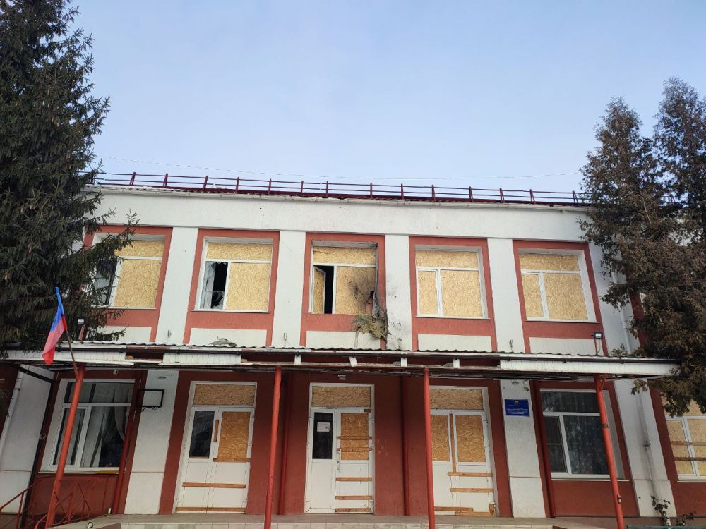 В Кременной под обстрел ВСУ попало здание школы