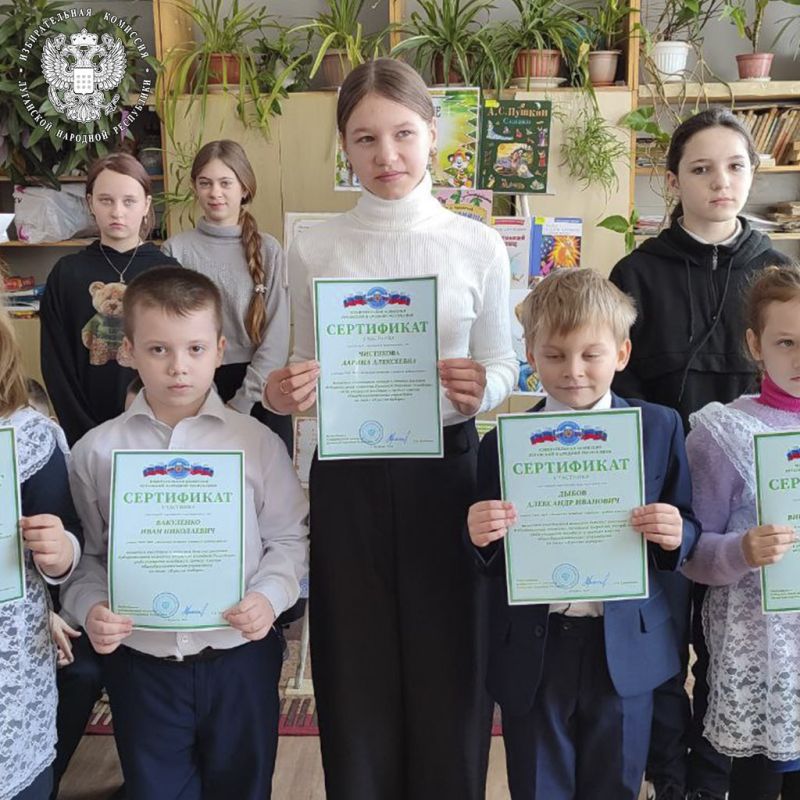 В Славяносербском районе состоялось вручение диплома и сертификатов участникам конкурсов детских рисунков «Я рисую выборы»