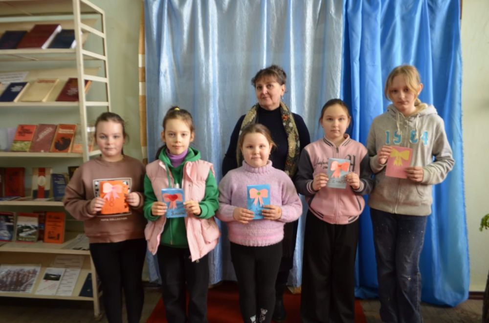 1 марта в библиотеке Дома культуры г. Вахрушево состоялся творческий мастер-класс для детей, посвящённый изготовлению поздравительных открыток к Международному женскому дню