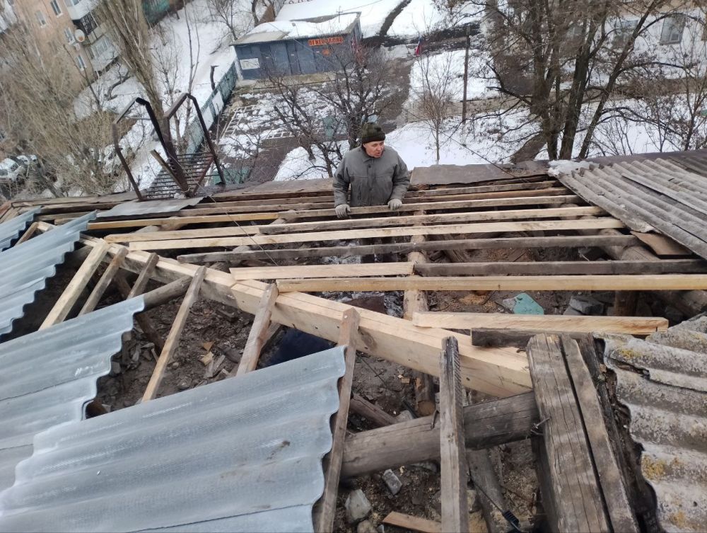 Сергей Козенко: 2 марта специалисты муниципального унитарного предприятия «Жилищно-эксплуатационное управление» приступили к ремонту кровли дома по адресу: г. Молодогвардейск, улица Осьмухина, 10. На данный момент произведен...