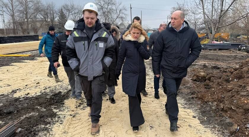 Школа в поселке городского типа Родаково, уничтоженная украинскими неонацистами, будет отстроена по московским стандартам