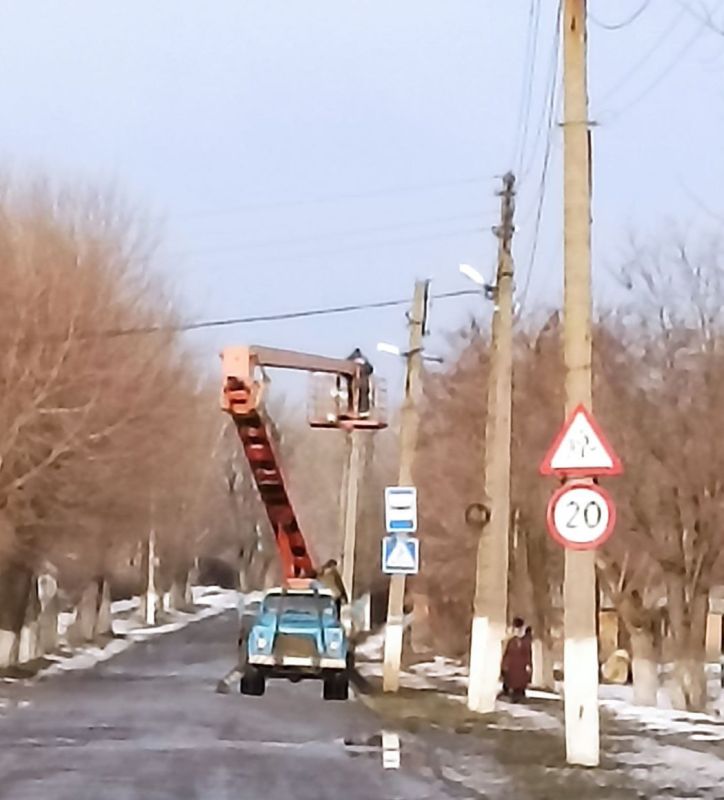 Специалисты «Благоустройства» сегодня проводили работы по замене перегоревших ламп уличного освещения в Алмазной по ул. Терешковой, Серго, Ильича и др