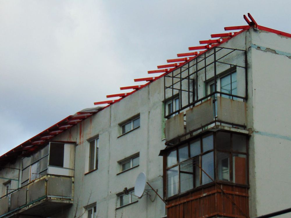 Строители из шефа-региона города Москва осуществляют ремонт и утепление кровель в многоквартирных домах, расположенных в городе Счастье