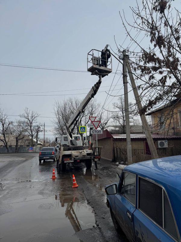 Сергей Козенко: Сотрудники муниципального унитарного предприятия "Дорожно-эксплуатационное управление" продолжают активное проведение плановых ремонтных работ на линиях наружного освещения в нашем городе