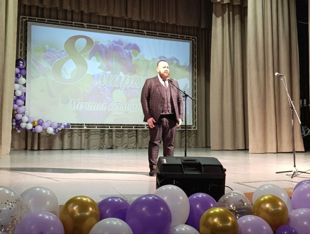 Приближается самый весенний, яркий и нежный праздник - 8 марта! Традиционно в этот день мужская половина, сбиваясь с ног в поисках цветов, поздравляет своих самых родных и близких, самых прекрасных и роскошных женщин