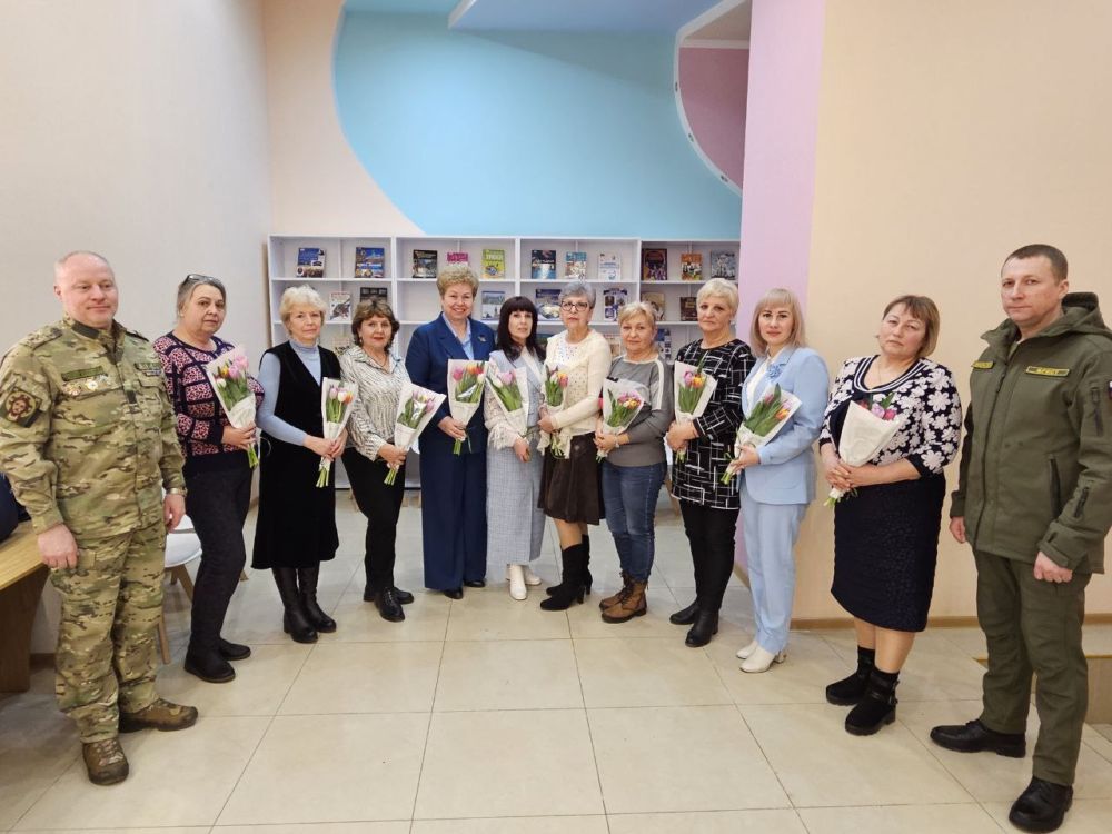 Ольга Бас: В канун 8 Марта вместе с детским омбудсменом ЛНР Инной Швенк, представителями общественных организаций «Офицеры России», «Ассоциация юристов России» и «Союз женщин России» на площадке Штаба общественной поддержки...