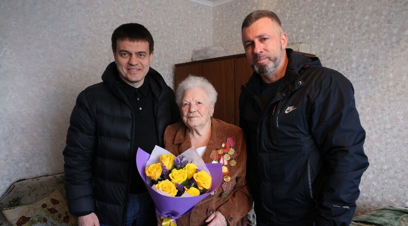 Губернатор Красноярского края навестил в ЛНР партизана времен Великой Отечественной войны