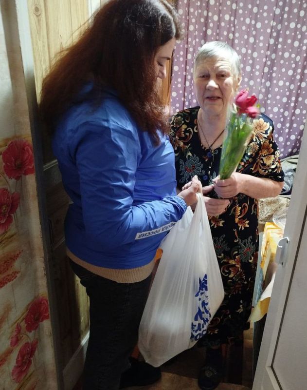 Волонтеры «Единой России» поздравили пожилых женщин Суходольска с наступающим 8 марта
