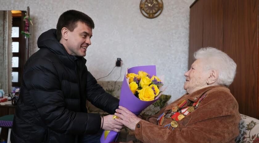 Губернатор Красноярского края Михаил Котюков в ходе визита в подшефный Свердловск навестил участницу партизанского отряда времен Великой Отечественной войны Надежду Крылову и поздравил ее с наступающим праздником