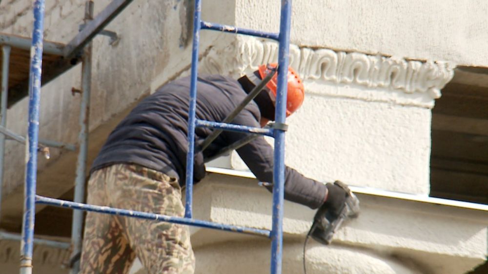 В Краснодоне начались работы по капитальному ремонту фасада здания ДК им. «Молодой Гвардии»