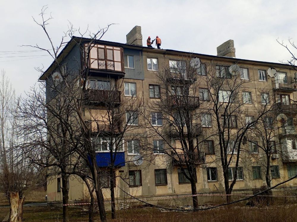 В рамках выполнения мероприятий государственной программы социально-экономического развития в городе Вахрушево начаты работы по ремонту кровель многоквартирных домов (МКД)