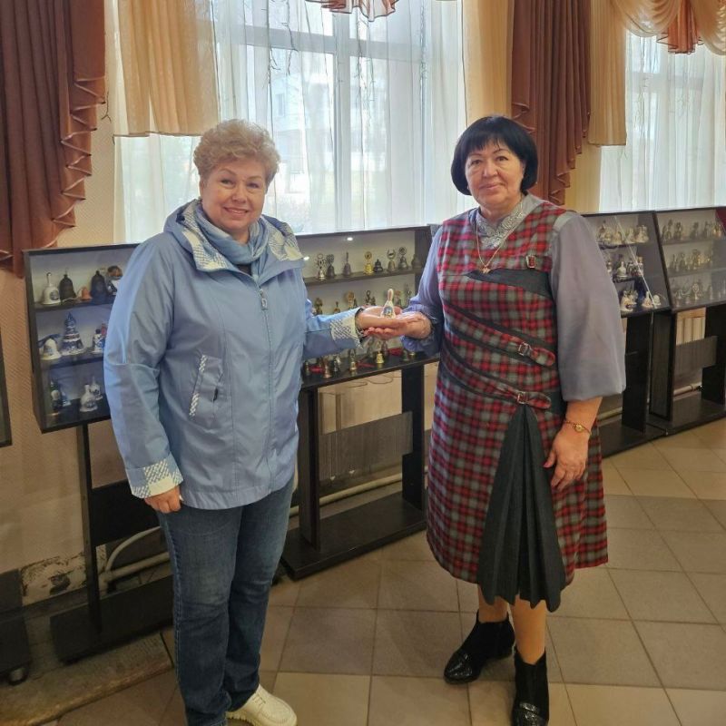 Ольга Бас: Мне выпала приятная миссия передать колокольчик из Благовещенска в музей столичной гимназии № 30. Этот уникальный подарок был передан мне бойцами Росгвардии, которые защищают наш Донбасс и в отпуске решили...