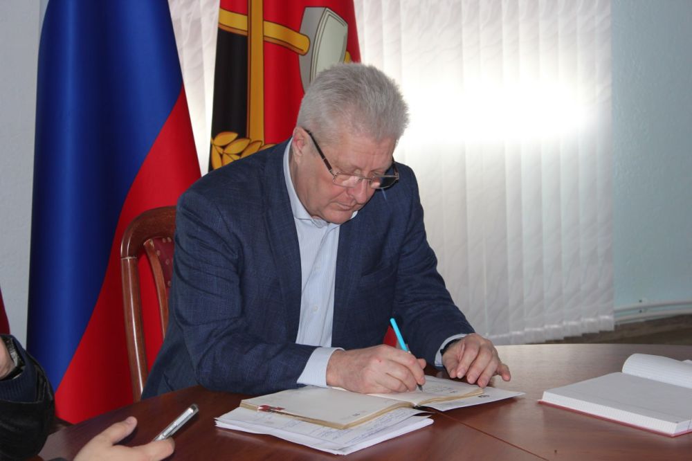 Сергей Козенко: Сегодня провел расширенное аппаратное совещание с руководителями структурных подразделений Администрации и начальниками отделов и управления по жизнеобеспечению населенных пунктов округа