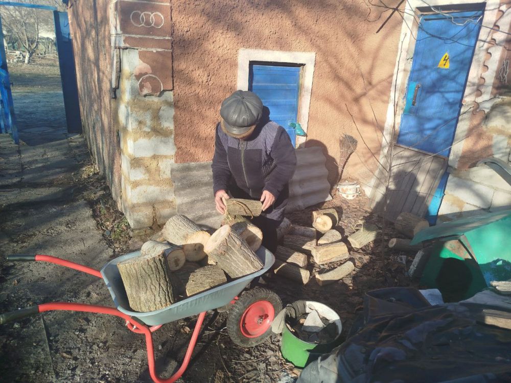 В ГОРОДЕ ПЕТРОВСКОЕ СЕМЬЕ УЧАСТНИКА СВО ОКАЗАЛИ ПОМОЩЬ В ВИДЕ ДОСТАВКИ ДРОВ