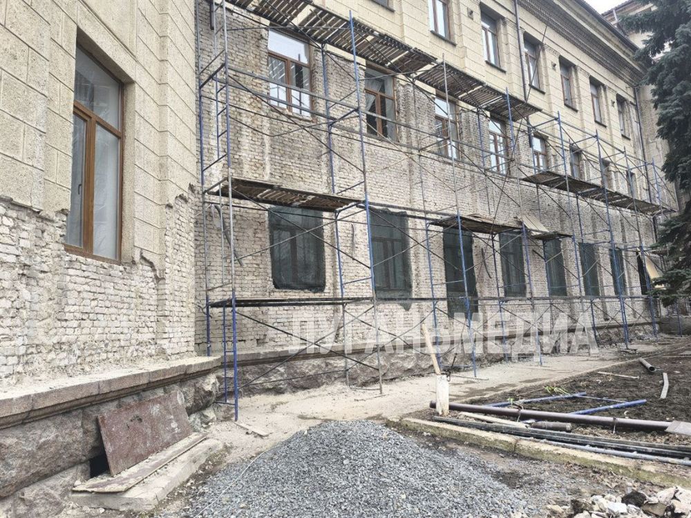 Начался капитальный ремонт фасада Краснодонского ДК