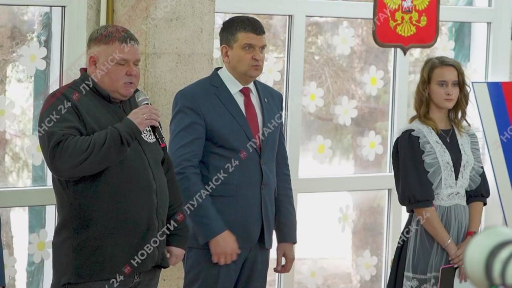 Парту Героя открыли в Луганской школе №57