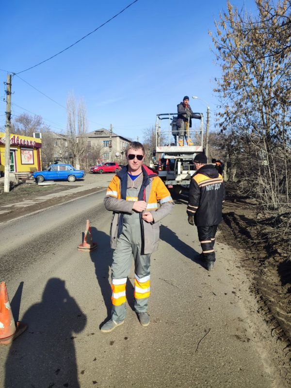 Сергей Козенко: Сотрудники муниципального унитарного предприятия «Дорожно-эксплуатационное управление» продолжают активные работы по благоустройству обочин дорог нашего округа