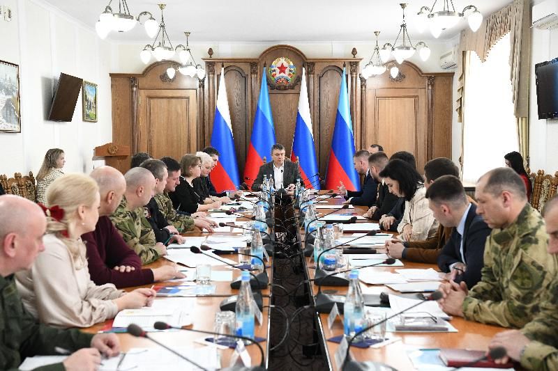 Денис Мирошниченко представил отчет о подготовке празднования Дня Победы и Дня Республики, а также о проведении Года защитника Отечества в ЛНР