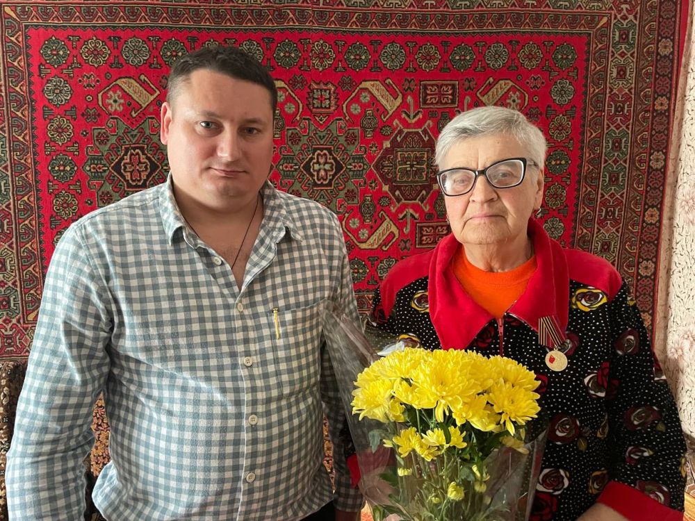 В Суходольске ветеран со статусом «Ребенок войны» получила медаль к 80-летию Победы